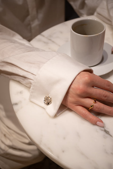 UMIAR jewellery – Elegant cufflinks in the shape of a rose flower. A refined accessory whose universal design makes it suitable for both men’s and women’s shirts. These rose cufflinks are an original gift idea — the decorative floral motif beautifully accentuates the wrist, celebrating the significance of special moments and occasions. Each pair is handcrafted from precious materials and available in two versions: 925 sterling silver and 24-carat gold-plated 925 silver.