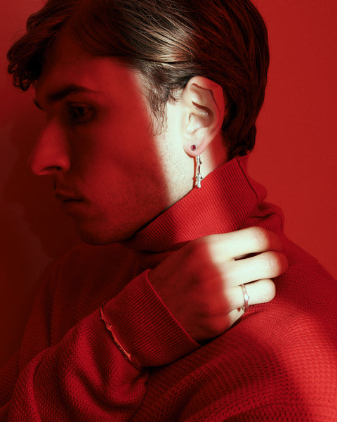 Discover the rose-branch–inspired band by UMIAR jewellery, handcrafted from 925 sterling silver or 24-carat gold-plated 925 silver. Part of the PROFONDO ROSSO collection, it blends raw simplicity with refined detailing — perfect for those who appreciate sophisticated design and subtle references to nature. Order now and add an elegant accent to your UMIAR jewellery collection!