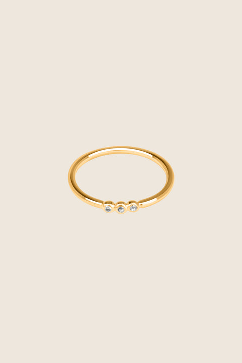UMIAR jewellery – the minimalist ILLE III ring with three gemstones (topaz, sapphire, and more) set in a distinctive beaded design. Handcrafted from 925 sterling silver or 24-carat gold-plated silver. Stylish, elegant, and contemporary. Choose your model and order today!