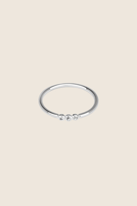 UMIAR jewellery – the minimalist ILLE III ring with three gemstones (topaz, sapphire, and more) set in a distinctive beaded design. Handcrafted from 925 sterling silver or 24-carat gold-plated silver. Stylish, elegant, and contemporary. Choose your model and order today!