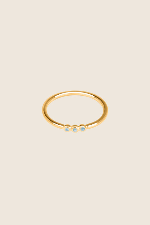 UMIAR jewellery – the minimalist ILLE III ring with three gemstones (topaz, sapphire, and more) set in a distinctive beaded design. Handcrafted from 925 sterling silver or 24-carat gold-plated silver. Stylish, elegant, and contemporary. Choose your model and order today!