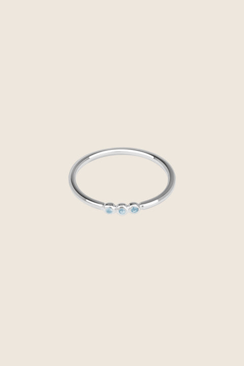 UMIAR jewellery – the minimalist ILLE III ring with three gemstones (topaz, sapphire, and more) set in a distinctive beaded design. Handcrafted from 925 sterling silver or 24-carat gold-plated silver. Stylish, elegant, and contemporary. Choose your model and order today!