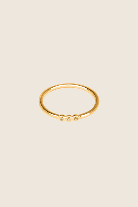 UMIAR jewellery – the minimalist ILLE III ring with three gemstones (topaz, sapphire, and more) set in a distinctive beaded design. Handcrafted from 925 sterling silver or 24-carat gold-plated silver. Stylish, elegant, and contemporary. Choose your model and order today!