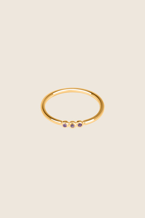 UMIAR jewellery – the minimalist ILLE III ring with three gemstones (topaz, sapphire, and more) set in a distinctive beaded design. Handcrafted from 925 sterling silver or 24-carat gold-plated silver. Stylish, elegant, and contemporary. Choose your model and order today!