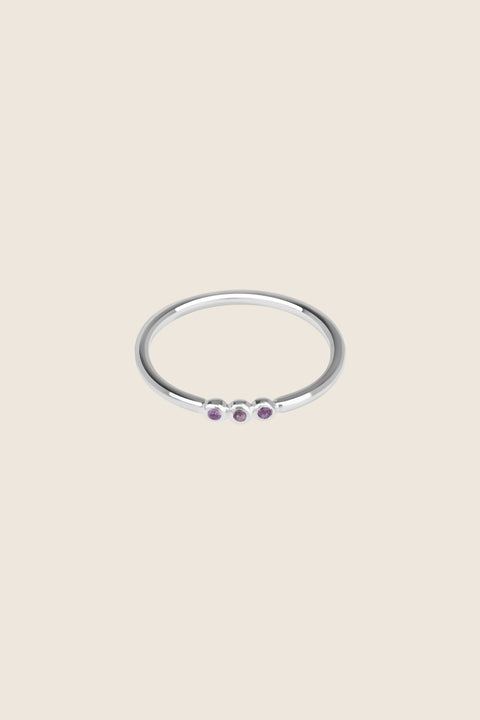 UMIAR jewellery – the minimalist ILLE III ring with three gemstones (topaz, sapphire, and more) set in a distinctive beaded design. Handcrafted from 925 sterling silver or 24-carat gold-plated silver. Stylish, elegant, and contemporary. Choose your model and order today!