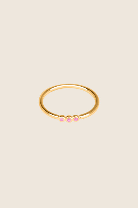 UMIAR jewellery – the minimalist ILLE III ring with three gemstones (topaz, sapphire, and more) set in a distinctive beaded design. Handcrafted from 925 sterling silver or 24-carat gold-plated silver. Stylish, elegant, and contemporary. Choose your model and order today!
