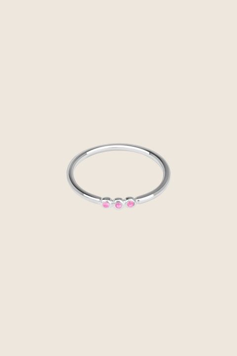 UMIAR jewellery – the minimalist ILLE III ring with three gemstones (topaz, sapphire, and more) set in a distinctive beaded design. Handcrafted from 925 sterling silver or 24-carat gold-plated silver. Stylish, elegant, and contemporary. Choose your model and order today!
