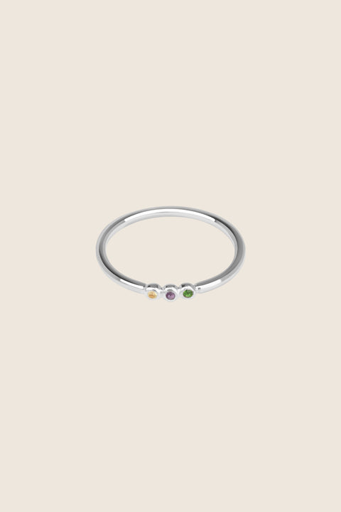 UMIAR jewellery – the minimalist ILLE III ring with three gemstones (topaz, sapphire, and more) set in a distinctive beaded design. Handcrafted from 925 sterling silver or 24-carat gold-plated silver. Stylish, elegant, and contemporary. Choose your model and order today!