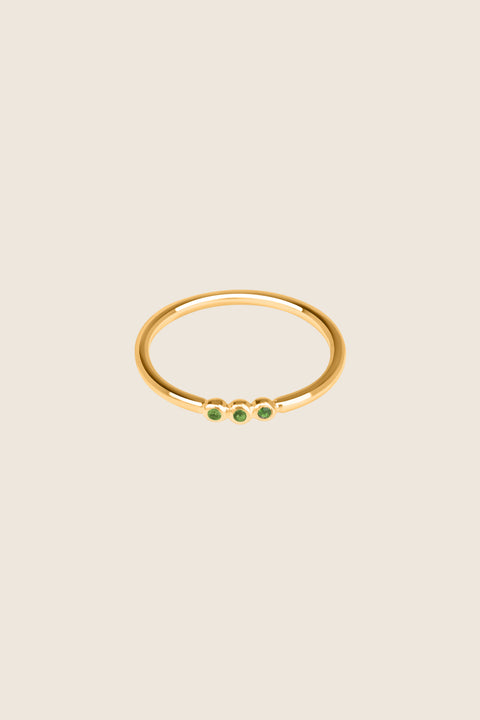 UMIAR jewellery – the minimalist ILLE III ring with three gemstones (topaz, sapphire, and more) set in a distinctive beaded design. Handcrafted from 925 sterling silver or 24-carat gold-plated silver. Stylish, elegant, and contemporary. Choose your model and order today!