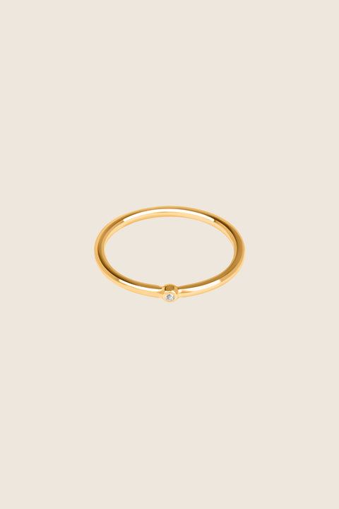 UMIAR jewellery presents a minimalist band ring with a precious gemstone — choose from diamond, sapphire, and more. A delicate design, handcrafted from 925 sterling silver or 24-carat gold-plated silver. Discover subtle luxury — order online today!