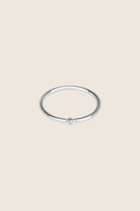 UMIAR jewellery presents a minimalist band ring with a precious gemstone — choose from diamond, sapphire, and more. A delicate design, handcrafted from 925 sterling silver or 24-carat gold-plated silver. Discover subtle luxury — order online today!