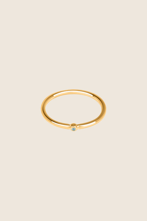 UMIAR jewellery presents a minimalist band ring with a precious gemstone — choose from diamond, sapphire, and more. A delicate design, handcrafted from 925 sterling silver or 24-carat gold-plated silver. Discover subtle luxury — order online today!