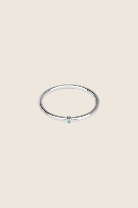 UMIAR jewellery presents a minimalist band ring with a precious gemstone — choose from diamond, sapphire, and more. A delicate design, handcrafted from 925 sterling silver or 24-carat gold-plated silver. Discover subtle luxury — order online today!