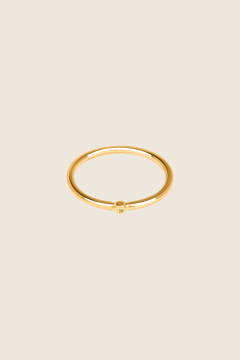 UMIAR jewellery presents a minimalist band ring with a precious gemstone — choose from diamond, sapphire, and more. A delicate design, handcrafted from 925 sterling silver or 24-carat gold-plated silver. Discover subtle luxury — order online today!