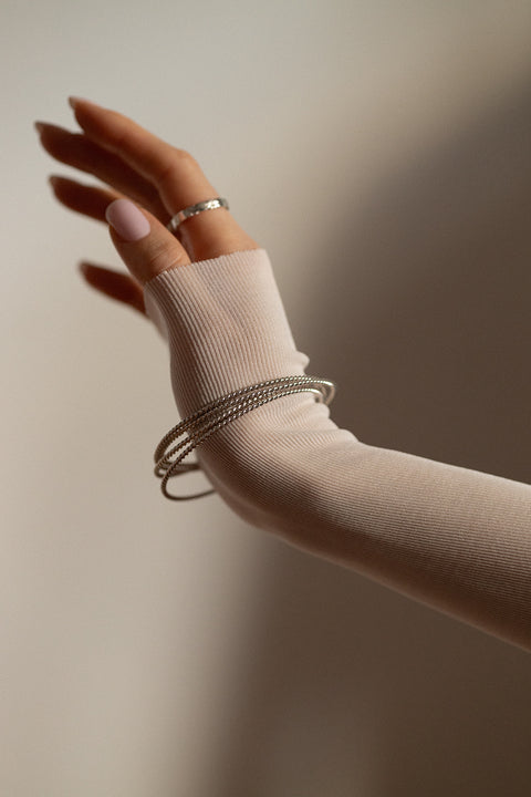 Discover elegance with UMIAR jewellery! This triple silver bangle, subtly textured with a twisted rope motif, is a timeless classic in a modern form. Perfect for both everyday and evening looks. From the AMORE collection — a symbol of hearts meeting. Add a distinctive accent to your jewellery wardrobe!
