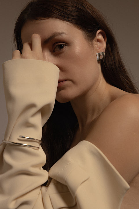 An eye-catching spiral bracelet from UMIAR Jewelry, crafted from fine silver. Exceptional elegance for both grand occasions and everyday moments. Perfect as a gift that emphasizes balance and dynamism. Add a fashionable touch to your outfits with the striking spiral bracelet from UMIAR Jewelry – choose a gift that will impress!