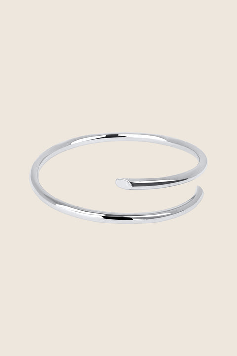 An eye-catching spiral bracelet from UMIAR Jewelry, crafted from fine silver. Exceptional elegance for both grand occasions and everyday moments. Perfect as a gift that emphasizes balance and dynamism. Add a fashionable touch to your outfits with the striking spiral bracelet from UMIAR Jewelry – choose a gift that will impress!