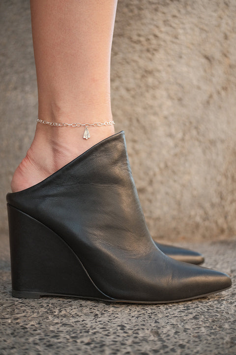 A delicate chain anklet finished with a shell pendant measuring 11 x 7 mm. Designed to enhance summer styling, this adjustable anklet of approximately 26 cm adds a subtle, marine-inspired accent that highlights the ankle with effortless elegance. A perfect companion for warm-weather looks. Discover refined summer jewelry by UMIAR jewelry.