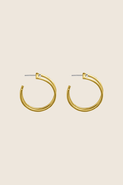 Discover the versatility of these specially designed earring attachments, echoing the form of doubled rings. They allow you to adapt your earrings to the moment and your mood, wearing them in any configuration — with ARNO hoops, DOTA studs, or paired with other earrings from your collection. Handcrafted from  925 sterling silver, 24k gold-plated 925 silver, and 14k gold.