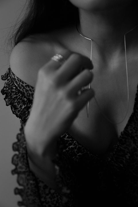 A handcrafted choker necklace combining the ORA hoop, a chain, and tubular end details. Designed for versatile styling, the chain can be tied, layered, or worn loose, including as a back neckline accent. A modern piece that adapts effortlessly to your style. Discover expressive minimalism by UMIAR jewelry.