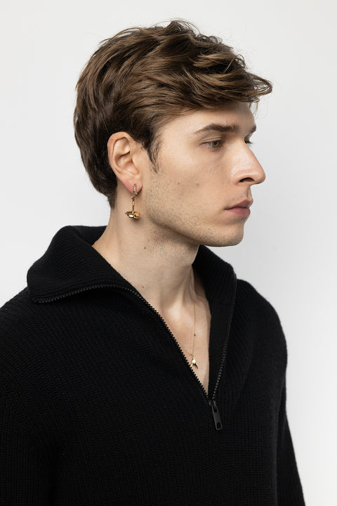 Bold rose-inspired earrings from UMIAR jewellery, featuring a striking downward-facing flower crown that instantly draws the eye. Handcrafted from 925 sterling silver and 24-carat gold-plated silver. Part of the PROFONDO ROSSO collection, which transforms the beauty of the rose into unique jewellery forms. Add elegance and character to your look with UMIAR. Explore them now!