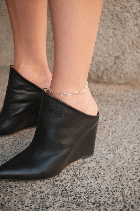 An elegant anklet featuring rectangular, geometric links and an adjustable length of approximately 26 cm. Designed as a timeless classic, it complements summer sandals and heels, as well as loafers in transitional seasons. A refined and versatile piece that forms a lasting base for your jewelry collection. Discover modern classics by UMIAR jewelry.