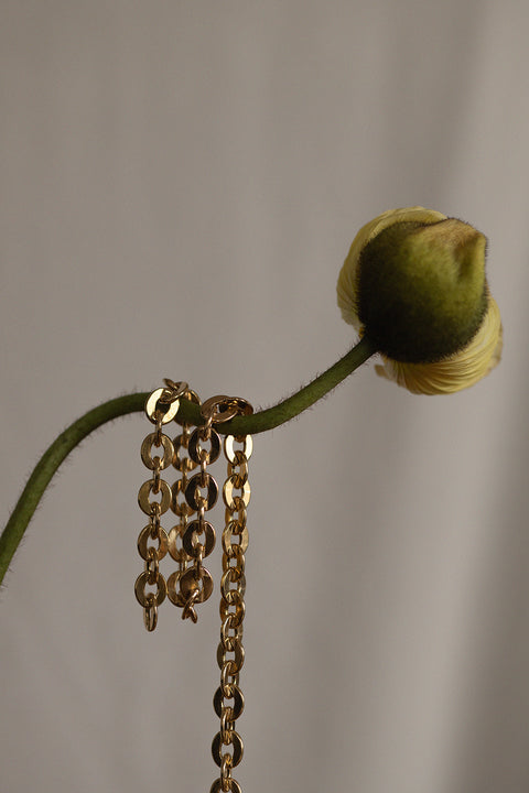A bold chain necklace featuring elliptical, rounded links and an adjustable 42 cm length. Decorative yet modern, it works beautifully for everyday styling and special occasions. The round clasp can be worn at the front, offering creative freedom and a distinctive finish. Discover expressive elegance by UMIAR jewelry.