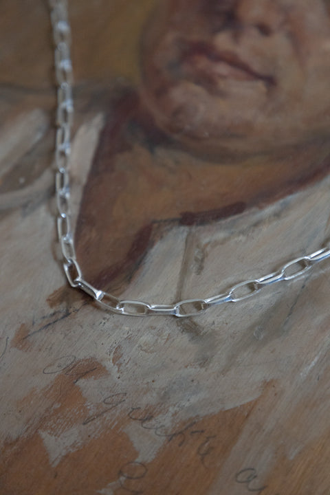 A bold chain necklace featuring rectangular, geometric links and an adjustable 42 cm length. Modern and expressive, it works for both everyday wear and special occasions. The decorative round clasp can be worn at the front, allowing for creative styling and a personalized finish. Discover confident design by UMIAR jewelry.