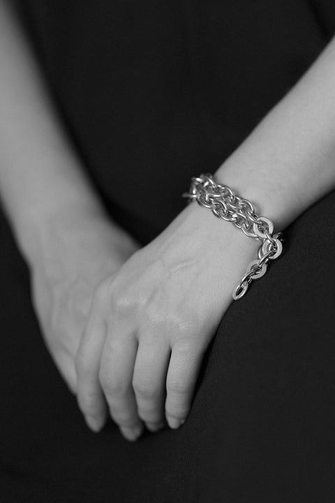 A bold chain necklace featuring elliptical, rounded links and an adjustable 42 cm length. Decorative yet modern, it works beautifully for everyday styling and special occasions. The round clasp can be worn at the front, offering creative freedom and a distinctive finish. Discover expressive elegance by UMIAR jewelry.