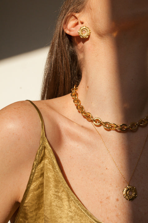 A bold chain necklace featuring elliptical, rounded links and an adjustable 42 cm length. Decorative yet modern, it works beautifully for everyday styling and special occasions. The round clasp can be worn at the front, offering creative freedom and a distinctive finish. Discover expressive elegance by UMIAR jewelry.