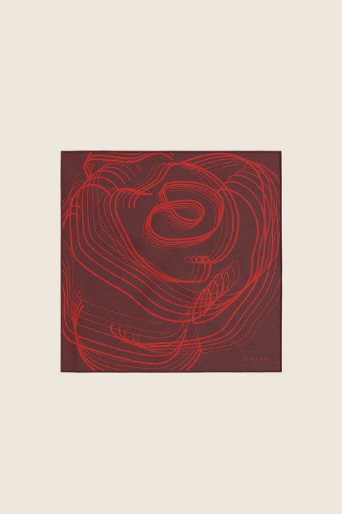 Discover a silk scarf with an original rose design by UMIAR jewellery, where expressive lines form a unique floral composition. Contrasting shades of red, burgundy, and carmine combine elegance with contemporary trends. This exceptional scarf, made from 100% natural silk, is part of the PROFONDO ROSSO collection. A perfect gift — beautifully packaged and ready to delight. Explore unique jewellery and silk scarves by UMIAR.