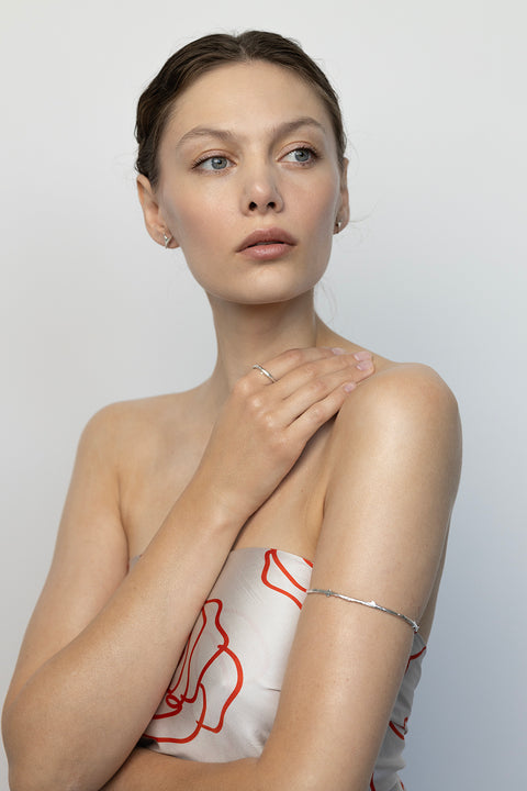 Discover a silk scarf with an original rose design by UMIAR jewellery, where the clean outline of a rose meets a striking colour palette of ecru and carmine. A perfect fusion of elegance and fashion in one accessory. This exceptional scarf, made from 100% natural silk, is part of the PROFONDO ROSSO collection. An ideal gift — beautifully packaged and ready to delight. Explore unique jewellery and silk scarves by UMIAR.