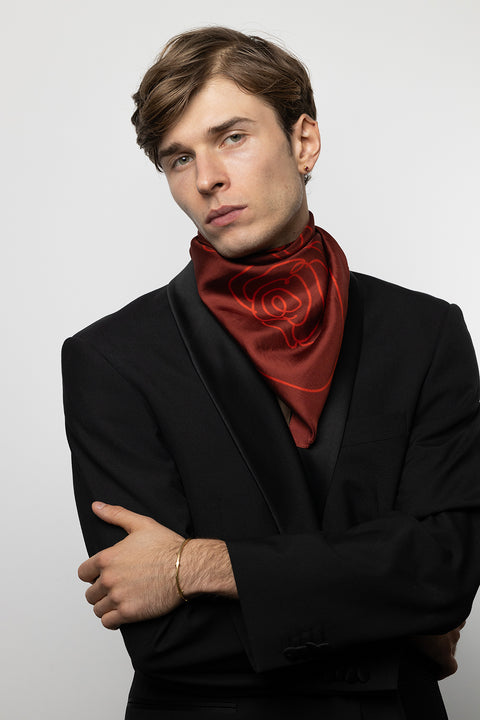 Discover a silk scarf with an original rose-inspired design by UMIAR jewellery. The clear rose outline in contrasting shades of red, burgundy, and carmine is set against a backdrop of timeless elegance. This exceptional scarf, made from 100% natural silk, comes from the PROFONDO ROSSO collection. A perfect gift idea — beautifully packaged and ready to delight someone special. Embrace elegance and style with UMIAR.