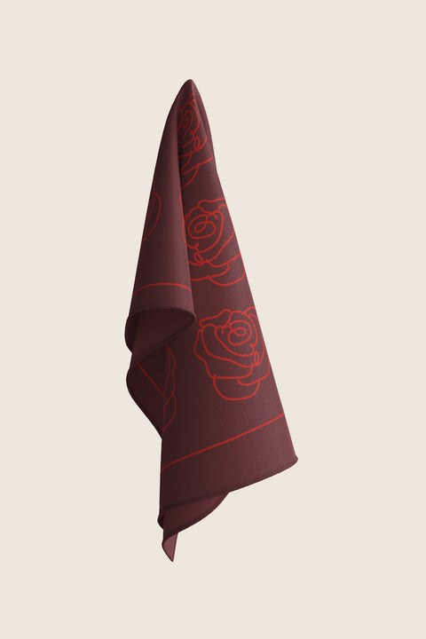Discover a silk scarf with an original rose-inspired design by UMIAR jewellery. The clear rose outline in contrasting shades of red, burgundy, and carmine is set against a backdrop of timeless elegance. This exceptional scarf, made from 100% natural silk, comes from the PROFONDO ROSSO collection. A perfect gift idea — beautifully packaged and ready to delight someone special. Embrace elegance and style with UMIAR.