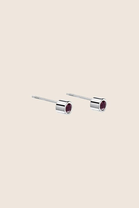 Discover the refined elegance of these delicate stud earrings with natural rubies from UMIAR’s PROFONDO ROSSO collection. Handcrafted from 925 sterling silver and 24-carat gold-plated silver, they combine a modern geometric setting with the unique charm of rubies. Perfect worn solo or paired with other pieces from the collection.