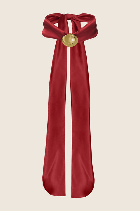 Discover the TAL necklace from UMIAR’s PROFONDO ROSSO collection — an elegant rose-petal pendant suspended from a wide natural silk ribbon. Choose timeless black or trend-setting red to suit your style.