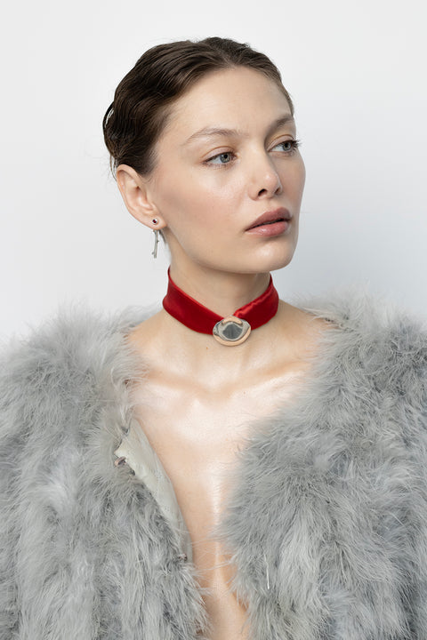 Discover the TAL necklace from UMIAR’s PROFONDO ROSSO collection — an elegant rose-petal pendant suspended from a wide natural silk ribbon. Choose timeless black or trend-setting red to suit your style.