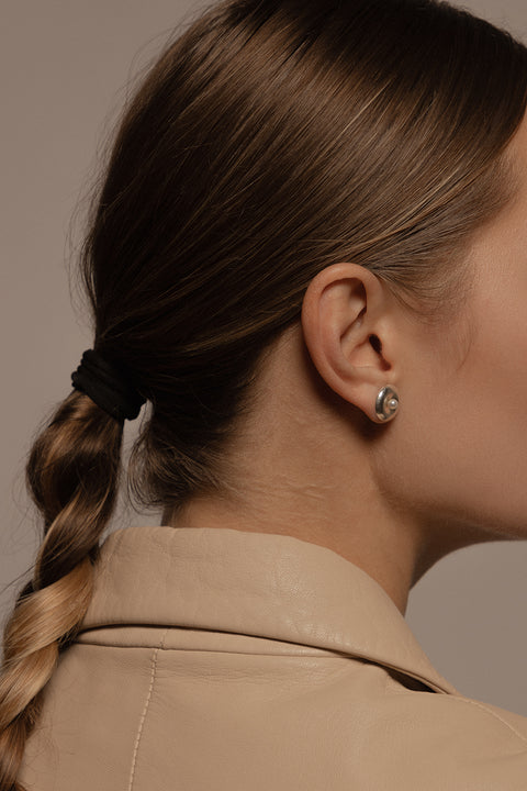 Round, elegant disc-shaped earrings with a subtle concave detail holding a natural pearl. A refined, minimalist design that perfectly complements both everyday wear and special occasions. Choose UMIAR jewellery and highlight your individuality!