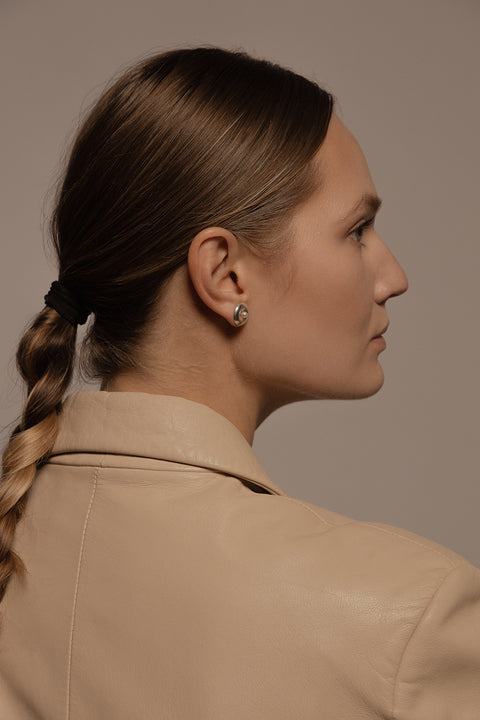 Round, elegant disc-shaped earrings with a subtle concave detail holding a natural pearl. A refined, minimalist design that perfectly complements both everyday wear and special occasions. Choose UMIAR jewellery and highlight your individuality!