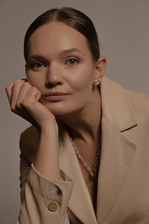 Round, elegant disc-shaped earrings with a subtle concave detail holding a natural pearl. A refined, minimalist design that perfectly complements both everyday wear and special occasions. Choose UMIAR jewellery and highlight your individuality!