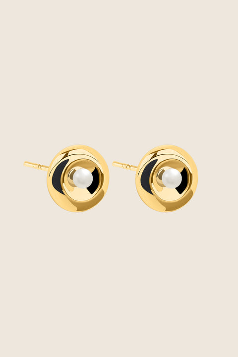 Round, elegant disc-shaped earrings with a subtle concave detail holding a natural pearl. A refined, minimalist design that perfectly complements both everyday wear and special occasions. Choose UMIAR jewellery and highlight your individuality!