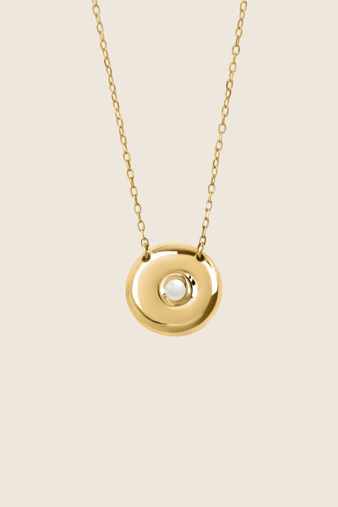 UMIAR jewellery presents an elegant pendant necklace with a natural pearl, handcrafted from 925 sterling silver. The round disc with a recessed pearl detail blends timeless style with a modern touch, symbolising femininity, closeness, and the cycles of life. Perfect for both everyday wear and special occasions. Discover it online today!