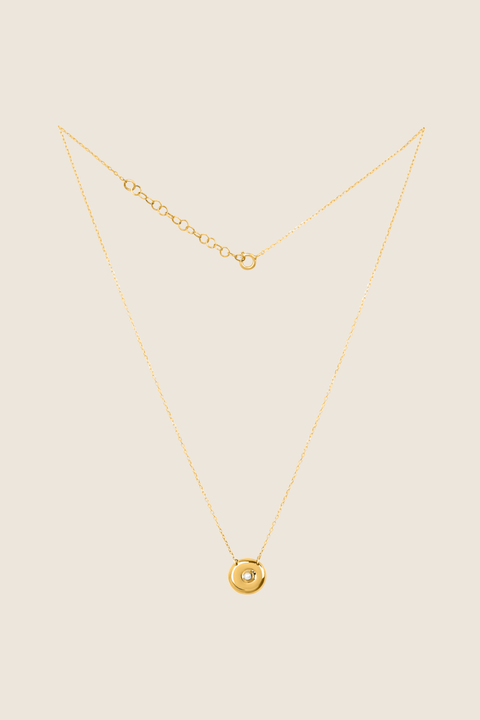 UMIAR jewellery presents an elegant pendant necklace with a natural pearl, handcrafted from 925 sterling silver. The round disc with a recessed pearl detail blends timeless style with a modern touch, symbolising femininity, closeness, and the cycles of life. Perfect for both everyday wear and special occasions. Discover it online today!