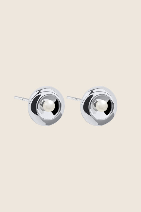 Round, elegant disc-shaped earrings with a subtle concave detail holding a natural pearl. A refined, minimalist design that perfectly complements both everyday wear and special occasions. Choose UMIAR jewellery and highlight your individuality!