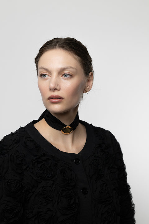 Discover the TAL necklace from UMIAR’s PROFONDO ROSSO collection — an elegant rose-petal pendant suspended from a wide natural silk ribbon. Choose timeless black or trend-setting red to suit your style.