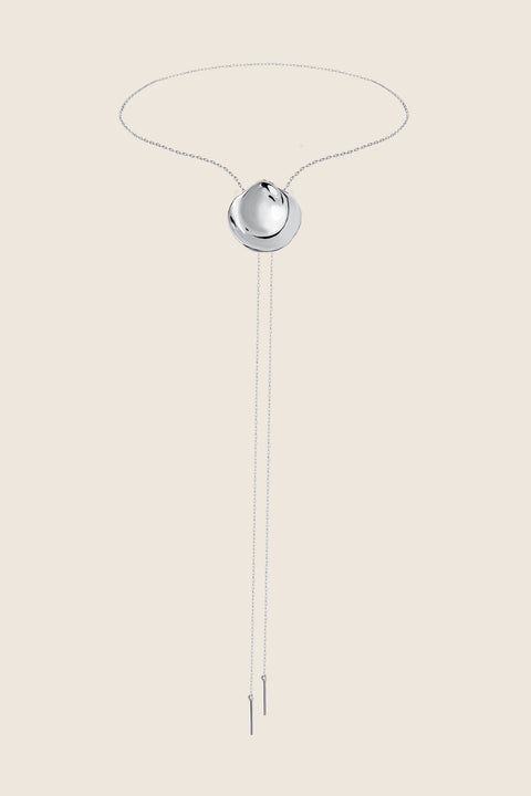 Discover the bolo tie reimagined in a jewellery form by UMIAR, inspired by the geometry of a rose petal. A striking accessory that doubles as an original necklace, perfect for elevating any outfit. Handcrafted from 925 sterling silver and 24-carat gold-plated silver. The adjustable decorative element allows you to tailor the length to your style. A distinctive piece from the PROFONDO ROSSO collection. Explore the unique jewellery forms created by UMIAR.