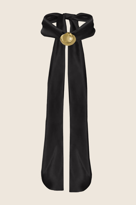 Discover the TAL necklace from UMIAR’s PROFONDO ROSSO collection — an elegant rose-petal pendant suspended from a wide natural silk ribbon. Choose timeless black or trend-setting red to suit your style.