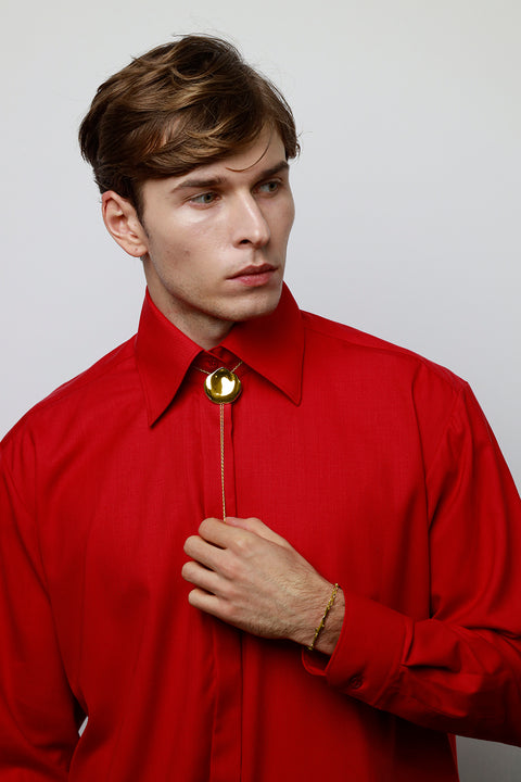 Discover the bolo tie reimagined in a jewellery form by UMIAR, inspired by the geometry of a rose petal. A striking accessory that doubles as an original necklace, perfect for elevating any outfit. Handcrafted from 925 sterling silver and 24-carat gold-plated silver. The adjustable decorative element allows you to tailor the length to your style. A distinctive piece from the PROFONDO ROSSO collection. Explore the unique jewellery forms created by UMIAR.