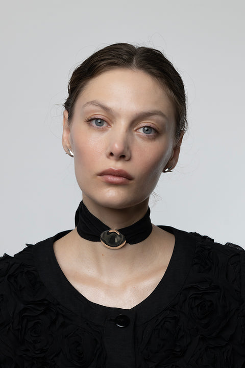 Discover the TAL necklace from UMIAR’s PROFONDO ROSSO collection — an elegant rose-petal pendant suspended from a wide natural silk ribbon. Choose timeless black or trend-setting red to suit your style.