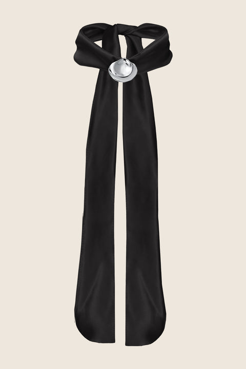 Discover the TAL necklace from UMIAR’s PROFONDO ROSSO collection — an elegant rose-petal pendant suspended from a wide natural silk ribbon. Choose timeless black or trend-setting red to suit your style.